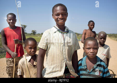 Afrikanische Jungengruppe auf der Strasse Foto Stock