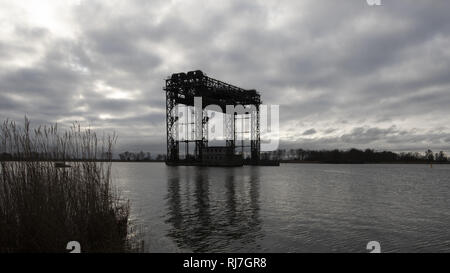 Karnin ponte di sollevamento. Distrutto ponte ferroviario storico sull isola di Usedom Karnin vicino al fiume Peenestrom, Meclenburgo-Pomerania Occidentale, Germania Foto Stock