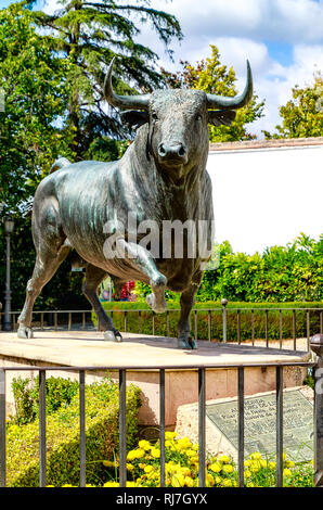 RONDA, Spagna-Settembre 27, 2018: Bull scultura - ingresso principale alla corrida nella storica città fortezza di Ronda - vicino a Malaga, Andalusia Foto Stock