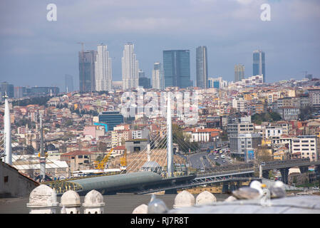 Vista da cupole della Moschea Suleymaniye al lo stretto del Bosforo e ponte tra Europa e Asia. Grattacieli in lontananza ad Istanbul in Turchia Foto Stock