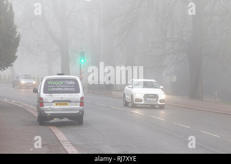 Northampton. U.K. 5 febbraio 2019. Una nebbiosa per iniziare la giornata per pendolari su Park Ave South, il traffico è la luce a causa delle condizioni meteo. Credito: Keith J Smith./Alamy Live News Foto Stock