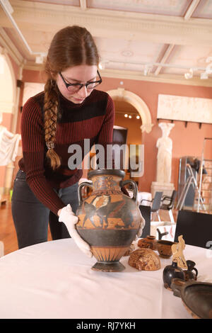 Altenburg, Germania. 05 feb 2019. Nel Lindenau Museum, curatore Victoria Kubale guarda un attico-nero-figura collo anfora con sfingi dalla speciale mostra 'La sfinge misteriosa". La mostra sull'opera 'Edipo' è fornito dal Museo Nazionale George Enescu di Bucarest e può essere visto dal 07.02. al 22.04.2019. Credito: Bodo Schackow/dpa-Zentralbild/dpa/Alamy Live News Foto Stock