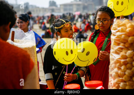 Kathmandu, Nepal. 5 Feb 2019. Le giovani ragazze dalla comunità Tamang vestito in costumi tradizionali si riuniscono per contrassegnare il Sonam Losar o il nuovo anno lunare. Sonam Losar si verifica circa lo stesso tempo di anni come fa il cinese e il mongolo nuovo anno e utilizza il calendario cinese come bene. Credito: SOPA Immagini limitata/Alamy Live News Foto Stock