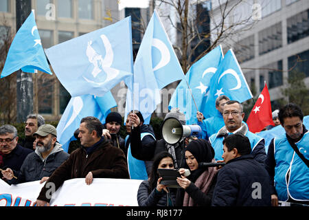 Bruxelles, Belgio. 5° febbraio 2019. Gli attivisti protestare contro il trattamento della Uyghur musulmani dalle autorità cinesi nel Turkestan orientale della regione cinese della provincia dello Xinjiang a una protesta al di fuori della sede dell'Unione europea. Alexandros Michailidis/Alamy Live News Foto Stock