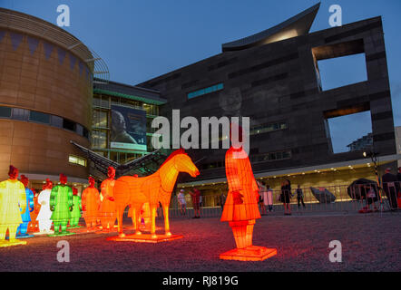 Wellington, Wellington. 5 febbraio, 2019. Guerrieri di Terracotta lanterne sono sul display esterno il museo nazionale della Nuova Zelanda a Wellington, Nuova Zelanda il 5 febbraio, 2019. Per festeggiare il nuovo anno lunare cinese, queste lanterne sarà acceso ogni sera dalle 8 pm fino a mezzanotte. Prima di Wellington, queste lanterne sono state visualizzate in diverse posizioni iconico in tutto il mondo tra cui il porto di Sydney, Zagabria, Praga, Edimburgo e Manchester. Credito: Guo Lei/Xinhua/Alamy Live News Foto Stock