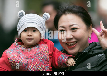 Londra, Regno Unito. 5 febbraio, 2019. I membri della comunità cinese benvenuto il primo giorno del nuovo anno cinese del maiale a Londra Chinatown Credito: amer ghazzal/Alamy Live News Foto Stock