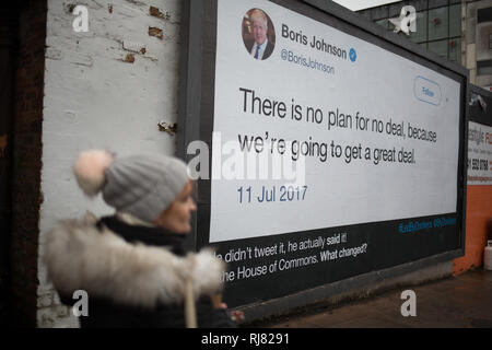 Glasgow, Scozia, 5 febbraio 2019. Affissioni da anti-gruppo Brexit 'Led da asini', che mostra una citazione dal Partito Conservatore MP Boris Johnson in cui egli parla della grande Gran Bretagna sarebbe ottenere in uscita dall'UE, nell'East End di Glasgow, Scozia, 5 febbraio 2019. La Guerriglia della campagna di affissione è l iniziativa di sei amici che crowdfunded denaro per essere in grado di post che cosa credono sono il "paese più grande si trova". Credito di immagine: Jeremy Sutton-Hibbert/Alamy Live News. Foto Stock