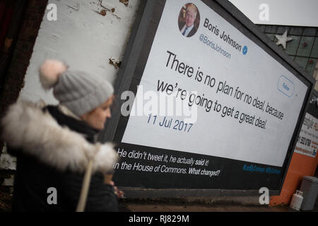 Glasgow, Scozia, 5 febbraio 2019. Affissioni da anti-gruppo Brexit 'Led da asini', che mostra una citazione dal Partito Conservatore MP Boris Johnson in cui egli parla della grande Gran Bretagna sarebbe ottenere in uscita dall'UE, nell'East End di Glasgow, Scozia, 5 febbraio 2019. La Guerriglia della campagna di affissione è l iniziativa di sei amici che crowdfunded denaro per essere in grado di post che cosa credono sono il "paese più grande si trova". Credito di immagine: Jeremy Sutton-Hibbert/Alamy Live News. Foto Stock