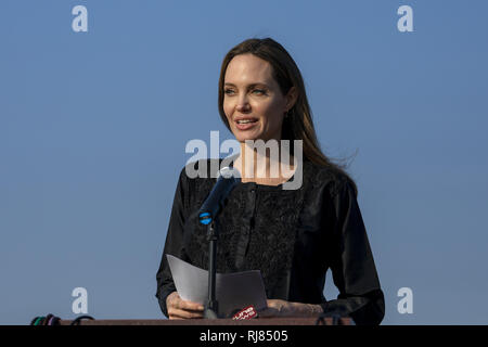 Coxbazar, Bangladesh. 5 febbraio, 2019. Angelina Jolie US attrice e aiuto umanitario un ambasciatore speciale per l'Alto Commissario delle Nazioni Unite per i Rifugiati (ACNUR) soddisfano la conferenza stampa dopo la sua visita al campo di Kutupalong per rifugiati Rohingyas in Ukhia, Coxs Bazar, Bangladesh. Credito: KM Asad/ZUMA filo/Alamy Live News Foto Stock