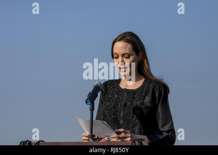 Coxbazar, Bangladesh. 5 febbraio, 2019. Angelina Jolie US attrice e aiuto umanitario un ambasciatore speciale per l'Alto Commissario delle Nazioni Unite per i Rifugiati (ACNUR) soddisfano la conferenza stampa dopo la sua visita al campo di Kutupalong per rifugiati Rohingyas in Ukhia, Coxs Bazar, Bangladesh. Credito: KM Asad/ZUMA filo/Alamy Live News Foto Stock