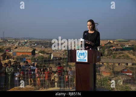 Coxbazar, Bangladesh. 5 febbraio, 2019. Angelina Jolie US attrice e aiuto umanitario un ambasciatore speciale per l'Alto Commissario delle Nazioni Unite per i Rifugiati (ACNUR) soddisfano la conferenza stampa dopo la sua visita al campo di Kutupalong per rifugiati Rohingyas in Ukhia, Coxs Bazar, Bangladesh. Credito: KM Asad/ZUMA filo/Alamy Live News Foto Stock