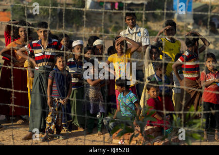 Coxbazar, Bangladesh. 5 febbraio, 2019. Rifugiati Rohingya persone vieni a vedere Angelina Jolie US attrice e aiuto umanitario un ambasciatore speciale per l'Alto Commissario delle Nazioni Unite per i Rifugiati (ACNUR) soddisfano la conferenza stampa dopo la sua visita al campo di Kutupalong per rifugiati Rohingyas in Ukhia, Coxs Bazar, Bangladesh. Credito: KM Asad/ZUMA filo/Alamy Live News Foto Stock