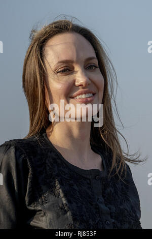 Coxbazar, Bangladesh. 5 febbraio, 2019. Angelina Jolie US attrice e aiuto umanitario un ambasciatore speciale per l'Alto Commissario delle Nazioni Unite per i Rifugiati (ACNUR) soddisfano la conferenza stampa dopo la sua visita al campo di Kutupalong per rifugiati Rohingyas in Ukhia, Coxs Bazar, Bangladesh. Credito: KM Asad/ZUMA filo/Alamy Live News Foto Stock