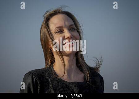 Coxbazar, Bangladesh. 5 febbraio, 2019. Angelina Jolie US attrice e aiuto umanitario un ambasciatore speciale per l'Alto Commissario delle Nazioni Unite per i Rifugiati (ACNUR) soddisfano la conferenza stampa dopo la sua visita al campo di Kutupalong per rifugiati Rohingyas in Ukhia, Coxs Bazar, Bangladesh. Credito: KM Asad/ZUMA filo/Alamy Live News Foto Stock