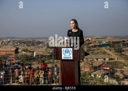 Coxbazar, Bangladesh. 5 febbraio, 2019. ANGELINA JOLIE, US attrice, umanitari e di ambasciatore straordinario per l'Alto Commissario delle Nazioni Unite per i Rifugiati (ACNUR), tiene una conferenza stampa dopo la sua visita al campo di Kutupalong per rifugiati Rohingyas in Ukhia, Cox's Bazar, Bangladesh. Credito: KM Asad/ZUMA filo/Alamy Live News Foto Stock