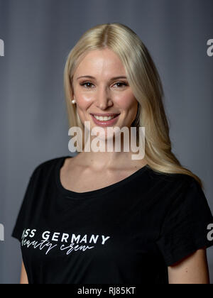 04 febbraio 2019, Baden-Wuerttemberg, ruggine: Verena Mann (Miss Bayern), candidato per le elezioni di 'Miss Germania", si siede sul palco le prestazioni in Europa-Park. Le elezioni per il 'Miss Germania 2019' è il 23.2.2019 a Rust. Foto: Patrick Seeger/dpa Foto Stock