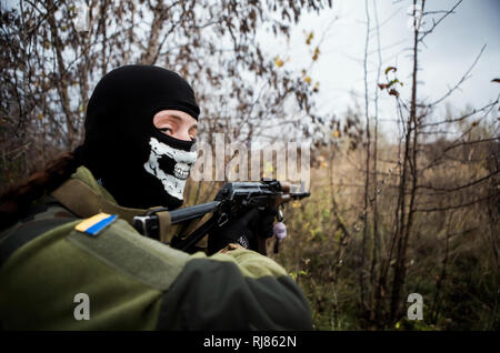 Donetsk, Ucraina. 8 Gen, 2018. Armato con un AK47 e indossando un passamontagna, Yulia punti la sua arma verso la frontline. YULIA TOLOPA (22 anni) un cittadino della Russia, che si offrì di forze armate ucraine, e lei solleva una figlia. Yulia è nato e cresciuto in Russia. Ella era un appassionato di sport e ha vinto il campionato della Russia in assalto mano-a-mano combattimento. Giunse in Ucraina durante la rivoluzione della dignità ha iniziato perché lei non ha creduto che la propaganda russa, voleva vedere eventi reali con i suoi propri occhi. Con l'inizio della guerra, lei si è offerta volontariamente al Aydar batta Foto Stock