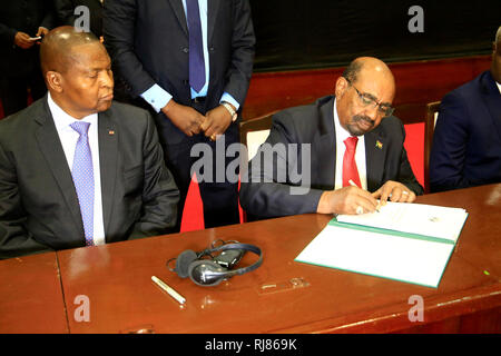 Il governo di Khartoum, Sudan. 5 febbraio, 2019. Il Presidente sudanese Omar al-Bashir (R) firma il documento di accordo di pace tra le parti in conflitto di Repubblica Centrafricana (CAR), a Khartoum, Sudan, Febbraio 5, 2019. Le parti in conflitto di Repubblica Centrafricana (CAR) Martedì hanno firmato un accordo di pace a conclusione dei colloqui patrocinato dal governo sudanese nella capitale Khartoum. Credito: Mohamed Khidir/Xinhua/Alamy Live News Foto Stock