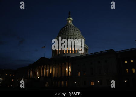 Washington, Distretto di Columbia, Stati Uniti d'America. 5 febbraio, 2019. Esterno del Campidoglio degli Stati Uniti prima di noi Presidente Trump arrivando a consegnare la sua seconda annuale sullo stato dell'Unione indirizzo a una sessione congiunta del Congresso degli Stati Uniti del Campidoglio di Washington DC su Martedì, 5 febbraio 2019 Credit: Alex Edelman/CNP/ZUMA filo/Alamy Live News Foto Stock