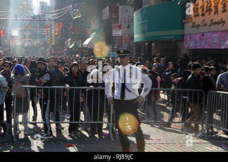 New York, New York, Stati Uniti d'America. 5 febbraio, 2019. I Newyorkesi, turisti e cino-americano comunità celebrano il nuovo anno lunare del maiale con fuochi d'artificio, percussioni e famiglie lungo le strade di Chinatown in New York City il 5 febbraio 2019 nella città di New York. Credito: Mpi43/media/punzone Alamy Live News Foto Stock