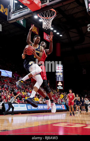 Piscataway, New Jersey, USA. 5 febbraio, 2019. Michigan ghiottoni guard CHARLES MATTHEWS (1) rigidi per il cesto contro Rutgers in un gioco al Rutgers Athletic Center. Credito: Joel Plummer/ZUMA filo/Alamy Live News Foto Stock