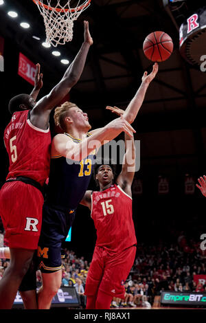 Piscataway, New Jersey, USA. 5 febbraio, 2019. Michigan ghiottoni avanti IGNAS BRAZDEIKIS (13) rigidi per il cesto contro Rutgers in un gioco al Rutgers Athletic Center. Credito: Joel Plummer/ZUMA filo/Alamy Live News Foto Stock