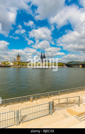 Il Rathaus, Gross San Martin, Colonius Fernsehturm, Kölner Dom, Altstadtufer, Rhein, Köln, Rheinland, Nordrhein-Westfalen, Deutschland, Europa Foto Stock