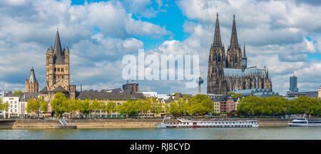 Il Rathaus, Gross San Martin, Colonius Fernsehturm, Kölner Dom, Altstadtufer, Rhein, Köln, Rheinland, Nordrhein-Westfalen, Deutschland, Europa Foto Stock