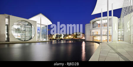 Deutschland, Berlino, Regierungsviertel, Bundestag, Das Paul-Löbe-Haus und das Marie-Elisabeth-Lüders-Haus an der Spree, Nachtaufnahme Foto Stock