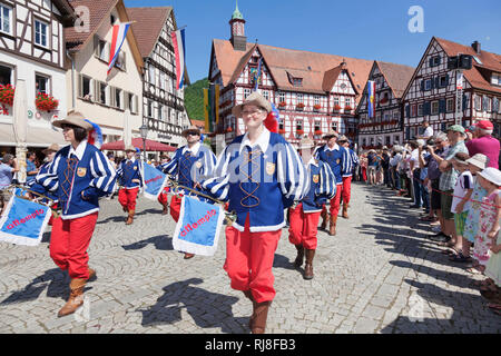 Fanfarenzug beim historischen Festumzug beim Uracher Schäferlauf, Bad Urach, Baden-Württemberg, Deutschland Foto Stock