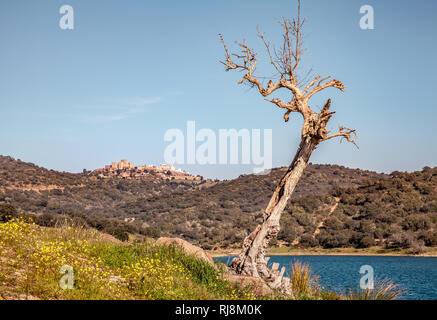 Diga di Alqueva lago paesaggio in Alentejo e vista del borgo collinare Monsaraz Portogallo Foto Stock