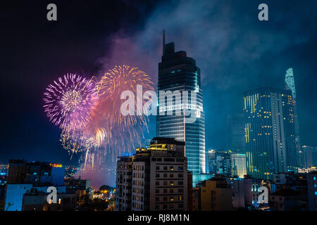 Celebrazione. Skyline con fuochi d'artificio illuminano il cielo oltre il quartiere degli affari di Ho Chi Minh City ( Saigon ), Vietnam. Bella vista notturna cityscape. Holid Foto Stock