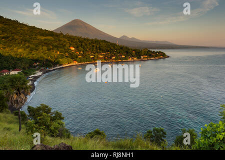 Bucht bei Amed mit dem Vulkan Gunung Augung Foto Stock
