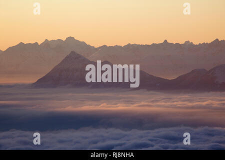 Blick von der Seefelderspitze im Winter bei Sonnenuntergang, Karwendel, auf den Tschirgant, Tirol Österreich Foto Stock