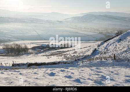 La splendida vista dal bordo Cown, nel picco elevato, Derbyshire su un nevoso inverno mattina. Foto Stock