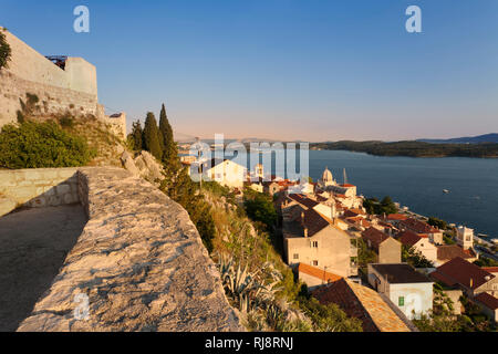 Blick von der Festung Sv. Michele über Sibenik mit der Kathedrale des heiligen Jakob, UNESCO Weltkulturerbe di Sibenik, Dalmatien, Kroatien Foto Stock