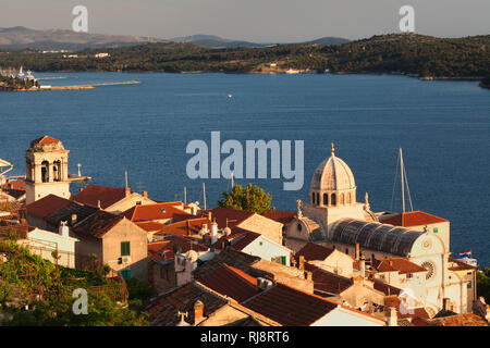 Blick über Sibenik mit der Kathedrale des heiligen Jakob, UNESCO Weltkulturerbe di Sibenik, Dalmatien, Kroatien Foto Stock