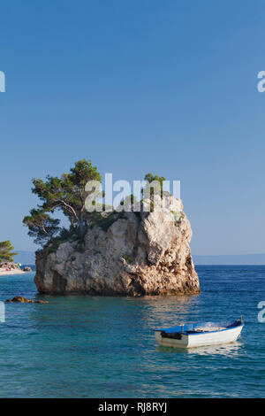 Brela Fels am Strand von Punta Rata, Brela, Makarska Riviera, Dalmatien, Kroatien Foto Stock