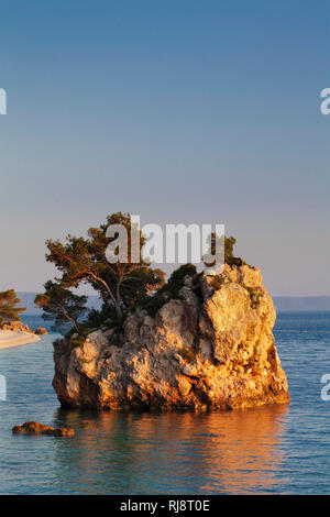 Brela Fels am Strand von Punta Rata, Brela, Makarska Riviera, Dalmatien, Kroatien Foto Stock