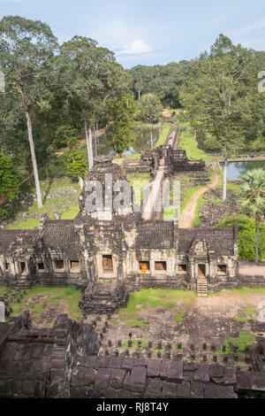 Siem Reap, Angkor, Tempel Baphuon, Blick vom Dach des Tempels über die Tempelanlage und den Urwald Foto Stock