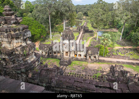 Siem Reap, Angkor, Tempel Baphuon, Blick vom Dach des Tempels über die Tempelanlage und den Urwald Foto Stock