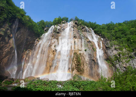 Regenbogen un einem Wasserfall Veliki Slap, Nationalpark Plitvicer visto, UNESCO Weltnaturerbe, Kroatien Foto Stock
