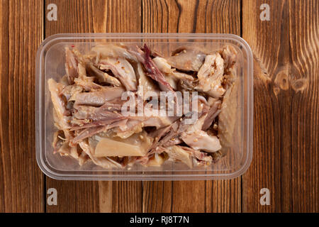 Vista superiore scatola di shredded pollo lesso sulla tavola di legno Foto Stock