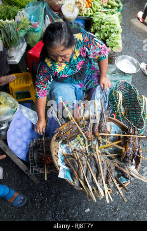 Kambodscha, Phnom Penh, Kandal Mercato, Markt der Armen, hier gibt es alles, Lebensmittel, Werkzeug und Ersatzteile sowie Kosmetik und einen Haarschnit Foto Stock