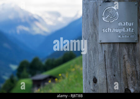 Österreich, Tirol, Stubaier Alpen, Neustift, Aussicht vom Naturschauplatz Kartnall in das Stubaital mit dem Stubaier Gletscher im Hintergrund Foto Stock