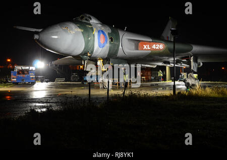 Ex bombardiere nucleare della Royal Air Force Avro Vulcan B2 jet di proprietà del Vulcan Restoration Trust VRT presso l'aeroporto di Southend. Volontari che lavorano fino a tardi Foto Stock