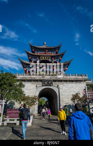 Porta nord della città murata, alla Vecchia Citta' di Dali, nella provincia dello Yunnan in Cina Foto Stock