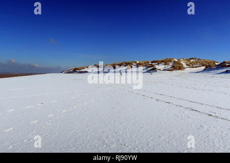 Paesaggio di neve sul Formby Beach, Liverpool. Formby, Sefton nel Merseyside, Inghilterra. Il 27 febbraio 2018. Foto Stock