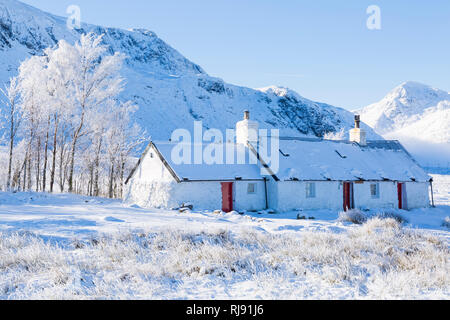 Blackrock Cottage & Buachaille Etiv Mor coperta di neve e brina, Rannoch Moor, Glencoe, Highlands scozzesi Scozia Gennaio - Black Rock Cottage Foto Stock