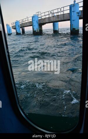 Sotto l'acqua con la gondola di immersioni in Sellin sul mar Baltico su Rügen, Germania, con una vista al molo Foto Stock